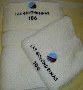 une pile de serviettes blanches avec les mots las colombias dans l'établissement Las Golondrinas, à San Martín de los Andes