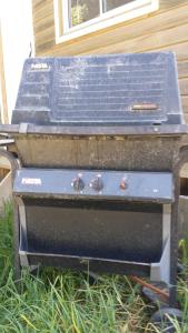 Gril dostupný pro hosty v prázdninového domu + 3 fotografie