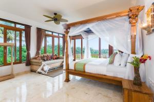 Champaca Luxury Villas Ubud客房内的一张或多张床位