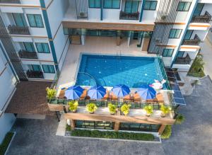 Bazén v ubytování Andaman Breeze Resort nebo v jeho okolí