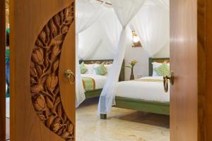 Champaca Luxury Villas Ubud客房内的一张或多张床位
