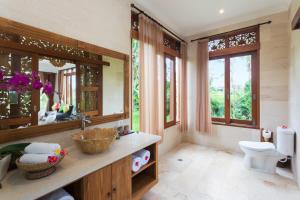 乌布Champaca Luxury Villas Ubud的一间带卫生间和大镜子的浴室 更多37张照片