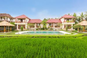 乌布Champaca Luxury Villas Ubud的带游泳池的别墅图片