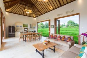 Champaca Luxury Villas Ubud的厨房或小厨房
