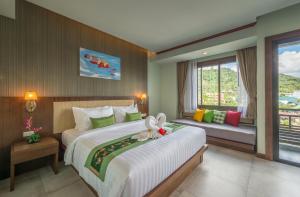 Postel nebo postele na pokoji v ubytování Andaman Breeze Resort