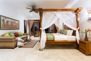 Champaca Luxury Villas Ubud客房内的一张或多张床位