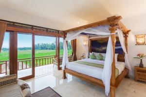 Champaca Luxury Villas Ubud客房内的一张或多张床位