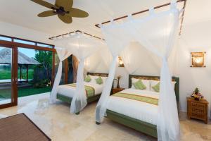 Champaca Luxury Villas Ubud客房内的一张或多张床位