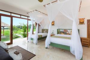 Champaca Luxury Villas Ubud客房内的一张或多张床位