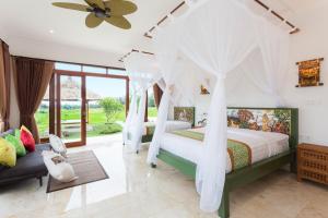 Champaca Luxury Villas Ubud客房内的一张或多张床位