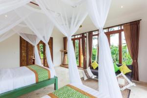 乌布Champaca Luxury Villas Ubud的一间卧室配有白色窗帘的床