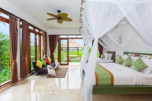 Champaca Luxury Villas Ubud客房内的一张或多张床位