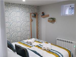 a bedroom with a bed with towels on it at Chapel Lodge - Roof top garden!Perfect for your family in Bath