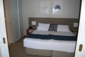 
A bed or beds in a room at Absolute Beachfront Scarborough
