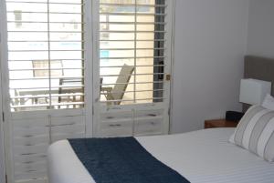 
A bed or beds in a room at Absolute Beachfront Scarborough
