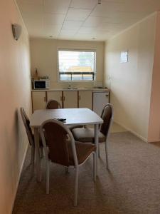 a kitchen with a table and chairs in a room at Waiouru Welcome Inn in Waiouru