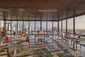 En restaurant eller et andet spisested på Grand Sunrise Boutique Hotel