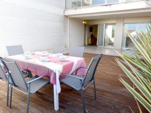 uma mesa com cadeiras e uma toalha de mesa rosa em Tierra de Mar 36 em Denia