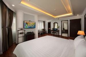1 dormitorio con 1 cama blanca grande en una habitación en Halais Hotel en Hanoi