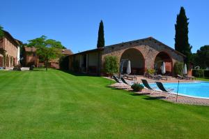 Bazén v ubytovaní Country House Le Case Coloniche alebo v jeho blízkosti