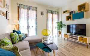 uma sala de estar com um sofá e uma televisão em Encantador Piso Nuevo en el Centro de Alicante em Alicante