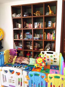 Dormitorio infantil con cama de juguete y estante de libros en Villa Vanna - Lombok, en Senggigi 