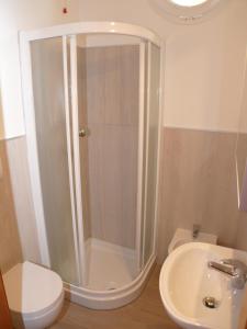 Un baño con ducha, inodoro y lavabo. en Villaggio Borgo dell'Ulivo, en Bibione 14 fotos más