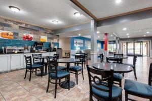 a restaurant with tables and chairs and a kitchen at Quality Inn West Memphis I-40 in West Memphis