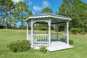 a white gazebo in the middle of a field at Quality Inn & Suites Brooksville I-75-Dade City in Ridge Manor