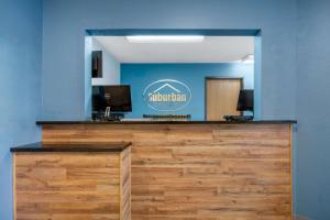 Suburban Studios Huntsville University Area的证书、奖牌、标识或其他文件
