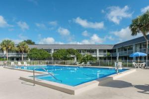 a large swimming pool in front of a building at Quality Inn & Suites Brooksville I-75-Dade City in Ridge Manor