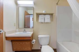 Suburban Studios Huntsville University Area的一间浴室
