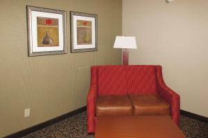 Posezení v ubytování Clarion Inn & Suites - University Area