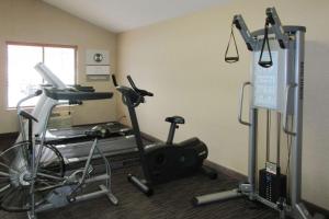 Fitness centrum a/nebo fitness zařízení v ubytování Clarion Inn & Suites - University Area