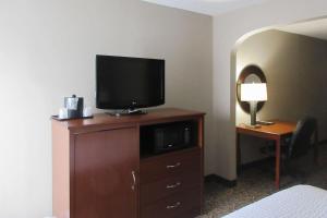 TV a/nebo společenská místnost v ubytování Clarion Inn & Suites - University Area