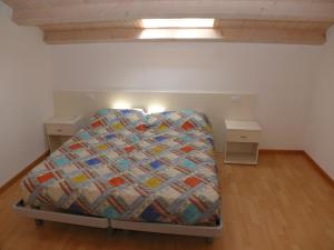 Un dormitorio con una cama y dos mesitas de noche. en Villaggio Borgo dell'Ulivo, en Bibione