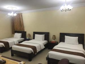 سرير أو أسرّة في غرفة في تايغر هوم للشقق الفندقية