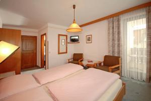 A bed or beds in a room at Pension Riedlsperger