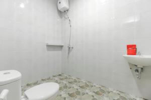 Koupelna v ubytování RedDoorz Premium @ Setiabudi Medan