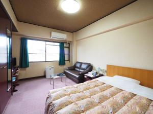 Postel nebo postele na pokoji v ubytování Sky Heart Hotel Shimonoseki