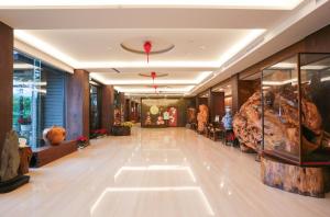 un couloir d'un musée avec des objets sur les murs dans l'établissement Shandori Hotel, à Jiaoxi