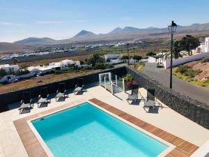 una piscina en una villa con vistas en Canaryislandshost l Infinity Views, en Nazaret
