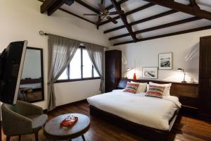 Llit o llits en una habitació de Heritage Suites Hotel