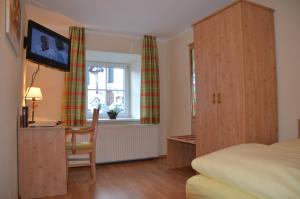 Łóżko lub łóżka w pokoju w obiekcie Landhotel Kirchenwirt