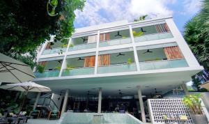 un edificio con piscina frente a él en Rambutan Resort – Phnom Penh en Phnom Penh