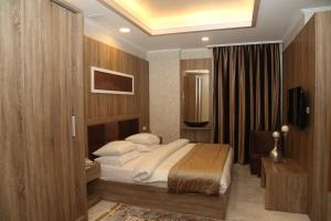 Postel nebo postele na pokoji v ubytování Pearl of Beirut Hotel & Spa