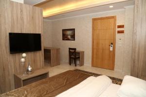 TV a/nebo společenská místnost v ubytování Pearl of Beirut Hotel & Spa