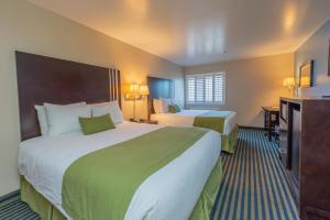 En eller flere senge i et værelse på Ocean Pacific Lodge