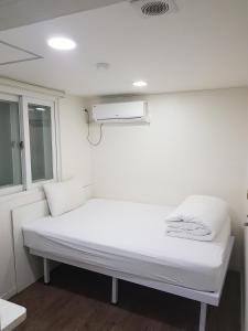 Tempat tidur dalam kamar di K-Guesthouse Dongdaemun Premium 2