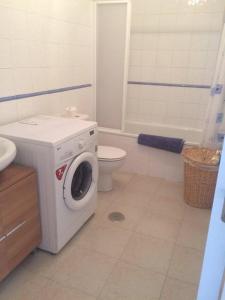 ein Badezimmer mit einer Waschmaschine und einem WC in der Unterkunft Casa Irma in Nerja